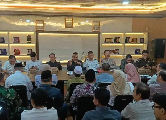Pemkot Bekasi, bersama MUI, Kesbangpol, dan warga Dukuh Zamrud Bekasi menggelar pertemuan membahas dugaan ajaran menyimpang pengajian Umi Cinta pada Rabu, 13 Agustus 2025. (Sumber: Humas Pemkot Bekasi)