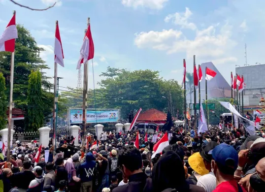 Aksi demonstrasi di Pati, Jawa Tengah, pada Rabu, 13 Agustus 2025. (Sumber: X/@andripst)