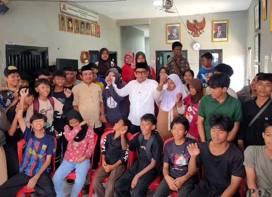 Anggota Komisi C DPRD Jakarta, Lukmanul Hakim saat vokasi anak-anak yang putus sekolah di RW 06 Kelurahan Duri, Cengkareng, Jakbar, Kamis, 14 Agustus 2025. (Sumber: POSKOTA | Foto: Pandi Ramedhan)