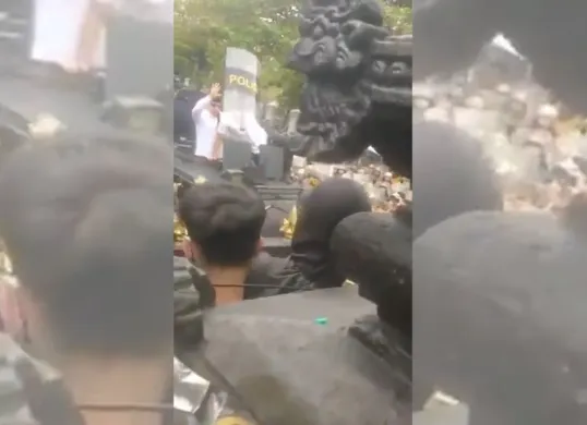 Bupati Pati Sudewo menemui massa demonstran, Rabu, 13 Agustus 2025. (Sumber: X/@Ary_PrasKe2)