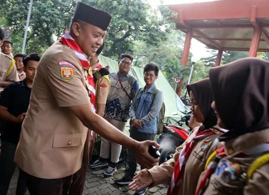Wali Kota Bekasi, Tri Adhianto bercengkrama dengan para peserta pramuka yang mengikuti kegiatan kamping di Plaza Pemkot Bekasi, Kamis, 14 Agustus 2025. (Sumber: Humas Pemkot Bekasi)