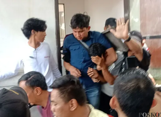 Copet diamankan petugas keamanan saat beraksi di acara kirab bendera merah putih, di Cibinong, Kabupaten Bogor, Kamis 14 Agustus 2025. (Sumber: Poskota/Giffar Rivana)