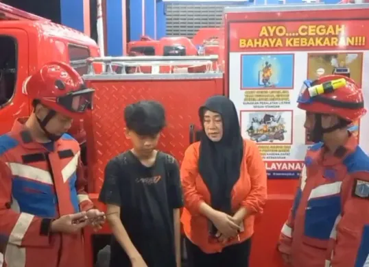 Petugas damkar evakuasi jari bocah laki-laki yang masuk ke lubang gir sepeda di kawasan Cilincing, Jakarta Utara. (Sumber: Damkar)