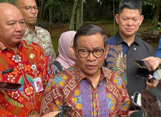 Gubernur Jakarta, Pramono Anung saat menyampaikan pernyataan kepada awak media di Ragunan, Jakarta Selatan, Kamis, 14 Agustus 2025. (Sumber: Poskota/Muhammad Tegar Jihad)