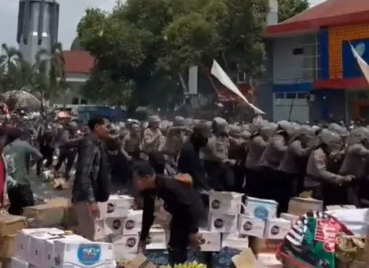 Bentrokan antara massa demonstran dengan aparat dalam aksi protes yang terjadi di Pati, Jawa Tengah, Rabu, 13 Agustus 2025. (Sumber: X/@iniahmaad)