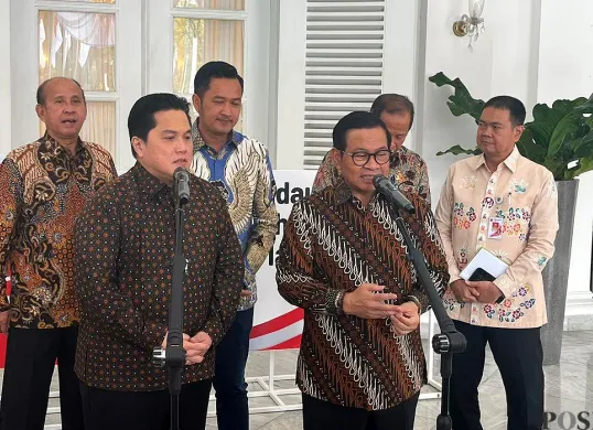 Ketua Umum PSSI, Erick Thohir dan Gubernur Jakarta, Pramono Anung, usai menggelar pertemuan di Balai Kota DKI Jakarta, Kamis, 14 Agustus 2025. (Sumber: POSKOTA | Foto: M Tegar Jihad)
