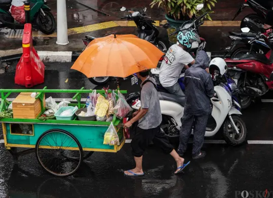 BMKG memprediksi sejumlah wilayah Jakarta akan diguyur hujan pada sore hari. (Sumber: Poskota/Bilal Nugraha Ginanjar)