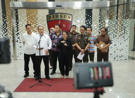 Kepala Pusat Penerangan Hukum (Kapuspenkum) Kejagung, Anang Supriatna (kemeja putih) di Gedung Bundar Kejaksaan Agung, Jakarta Selatan. (Sumber: Kejagung)
