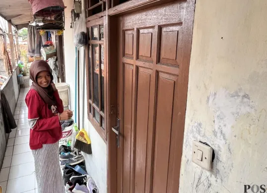 Nur Azizah, salah satu anak yang putus sekolah di rumah kontrakannya di Kelurahan Duri Kosambi, Cengkareng, Jakarta Barat, Kamis, 14 Agustus 2025. (Sumber: POSKOTA | Foto: Pandi Ramedhan)