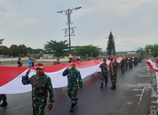Kirab Bendera Merah Putih sepanjang 600 meter digelar Pemkab Bogor, dari Stadion Pakansari ke Lapangan Tegar Beriman, Cibinong, Kamis 14 Agustus 2025. (Sumber: Poskota/Giffar Rivana)
