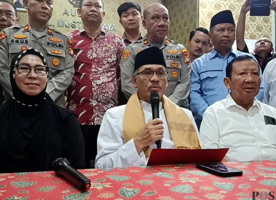 Ketua MUI Kota Bekasi, Syaifuddin Siroj (tengah) saat menyampaikan hasil klarifikasi dugaan ajaran menyimpang Putri Yeni alias Umi Cinta pada Kamis, 14 Agustus 2025. (Sumber: POSKOTA | Foto: Nurpini Aulia Rapika)
