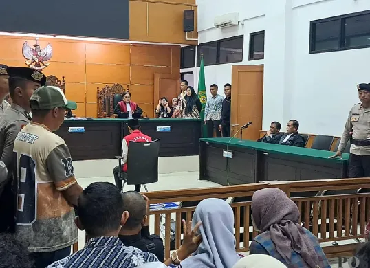Terdakwa Mulyana saat mendengar putusan mati di PN Serang. (Sumber: POSKOTA | Foto: Rahmat Haryono)