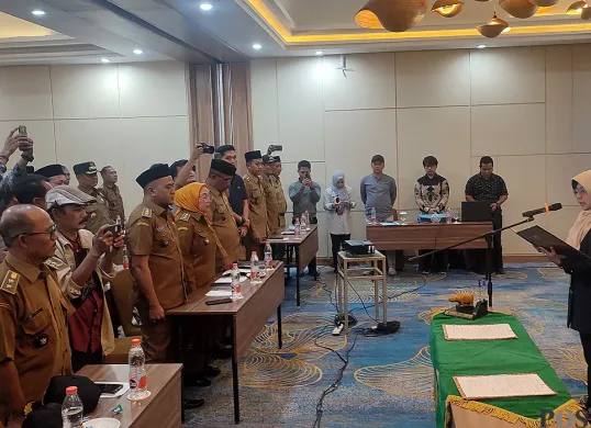 Bupati Pandeglang, Dewi Setiani, mengukuhkan 102 mantan kades untuk kembali menjabat selama 2 tahun pada Kamis, 14 Agustus 2025. (Sumber: POSKOTA | Foto: Samsul Fatoni)