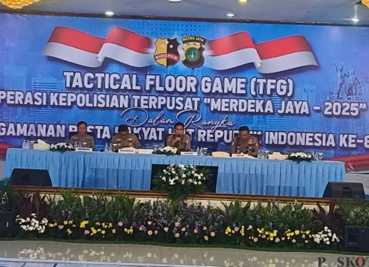 Polri menggelar Tactical Floor Game (TFG) untuk memastikan pengamanan perayaan Hari Ulang Tahun ke-80 Republik di Gedung Balai Pertemuan Metro Jaya, Kamis, 14 Agustus 2025. (Sumber: Poskota/Ali Mansur)