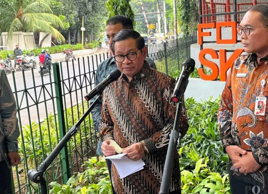 Gubernur Jakarta, Pramono Anung, saat menyampaikan pernyataan kepada awak media di Tanah Abang, Jakarta Pusat, Kamis, 14 Agustus 2025. (Sumber: POSKOTA | Foto: M Tegar Jihad)
