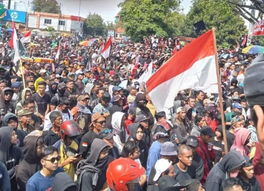 Aksi demonstrasi besar-besaran di Pati, Jawa Tengah, pada Rabu, 13 Agustus 2025. (Sumber: X/@gerakanrakyatid)