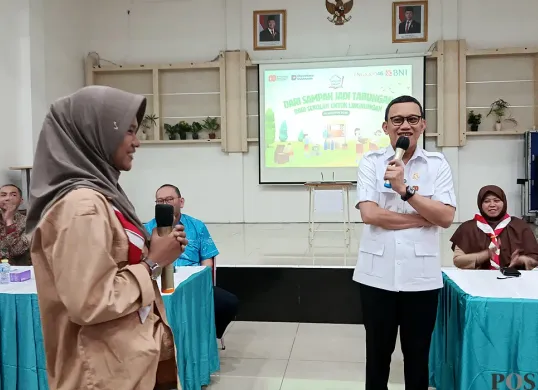 Pelajar SMA 13 Bekasi tanya jawab dengan Menteri P2MI, Abdul Kadir Karding, di Sentra Terpadu Pangudi Luhur, Kota Bekasi, Kamis, 14 Agustus 2025. (Sumber: POSKOTA | Foto: Nurpini Aulia Rapika)