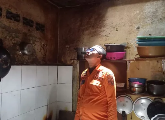 Petugas BPBD Kota Bogor sedang memantau lokasi ledakan tabung gas di rumah warga, Kelurahan Kedung Waringin, Kecamatan Tanah Sareal, Kota Bogor, Kamis, 14 Agustus 2025. (Sumber: Dok. BPBD Kota Bogor)