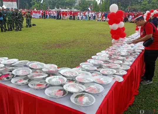 Pemkab Bogor menyajikan 2.000 talas kukus saat kirab bendera merah putih di Lapangan Tegar Beriman, Cibinong, Kamis, 14 Agustus 2025. (Sumber: Poskota/Giffar Rivana)