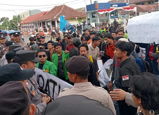 Massa yang jumlahnya seratusan melakukan aksi unjuk rasa di depan Pendopo Bupati Pandeglang, menolak kerja sama penampungan sampah dari Kota Tangsel. (Sumber: POSKOTA | Foto: Samsul Fatoni)