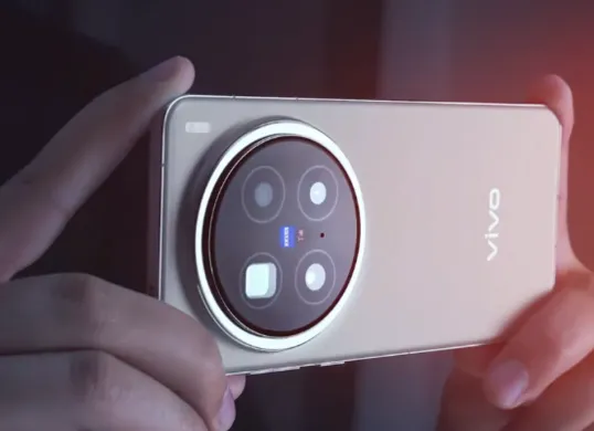 Vivo X300 dikabarkan bakal hadir dengan kamera 200MP menggunakan sensor Samsung ISOCELL HBP (Sumber: YouTube/GSMin)