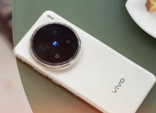 Handphone Vivo X300 (Sumber: YouTube/GSMin)