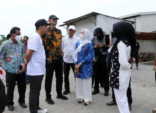 Bupati Serang, Ratu Zakiyah (tengah), saat meninjau PT GRS usai mendengar kabar warga meninggal akibat limbah. (Sumber: Dok Kominfo Pemkab Serang)