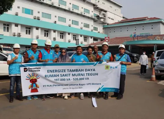 Foto bersama tim PLN dan perwakilan RS Murni Teguh dengan spanduk bertuliskan semangat kolaborasi, menandai suksesnya penyambungan daya untuk mendukung layanan kesehatan yang lebih baik. (Sumber: Dok. PLN UID Jakarta Raya)