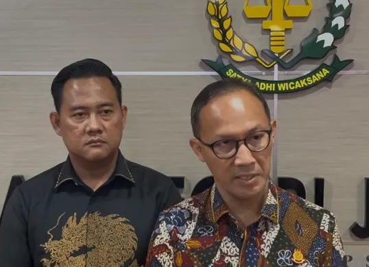 Kepala Kejaksaan Negeri Jakarta Barat, Hendri Antoro saat doorstop terkait sidang gugatan pembatalan WNI dengan WNA Arab Saudi, Jumat, 15 Agustus 2025. (Sumber: Poskota/Pandi Ramedhan)
