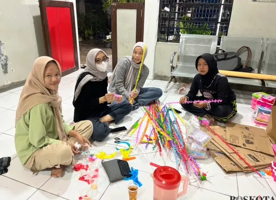 Anggota Karang Taruna Kelurahan Duri Kosambi, Cengkareng, Jakarta Barat, antusias mempersiapkan pernak-pernik dalam rangka memeriahkan Hari Kemerdekaan RI. (Sumber: POSKOTA | Foto: Pandi Ramedhan)