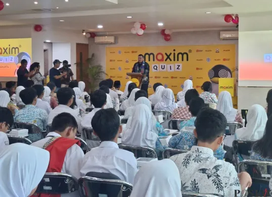Development Director Maxim Indonesia, Dirhamsyah saat pembukaan acara Quiz di Ruang Serbaguna Kantor Pusat Maxim Indonesia, Jakarta, Jumat, 15 Agustus 2025. (Sumber: Poskota/Angga Pahlevi)