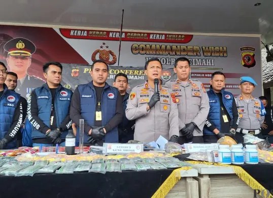 Kapolres Cimahi AKBP Niko Nurullah Adi Putra (tengah), didampingi anggota Satres Narkoba memberikan keterangan pengungkapan kasus peredaran obat keras. (Sumber: POSKOTA | Foto: Gatot Poedji Utomo)