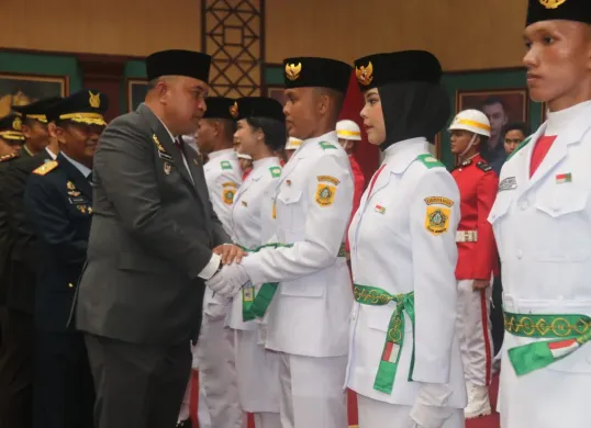 Bupati Bogor Rudy Susmanto mengukuhkan 60 anggota Paskibraka Kabupaten Bogor di Gedung Tegar Beriman. (Sumber: Pemkab Bogor)