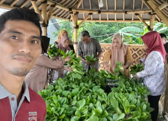 Abdul Rosid, 42 tahun, menunjukkan hasil panen ubi jalar dari budidaya di lahan terbatas miliknya di Pondok Melati, Kota Bekasi. Metode urban farming ini menjadi inovasi pertanian perkotaan di tengah minimnya lahan. (Sumber: Istimewa)