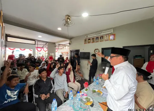 Anggota Komisi C DPRD Jakarta, Lukmanul Hakim saat vokasi anak-anak yang putus sekolah agar bisa kembali sekolah di RW 06 Kelurahan Duri Kosambi, Cengkareng, Jakbar, Kamis, 14 Agustus 2025. (Sumber: Poskota/Pandi Ramedhan)