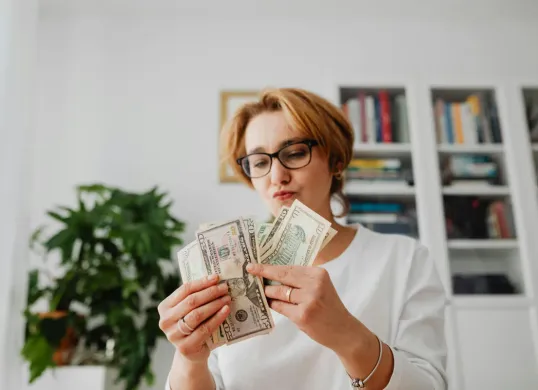 Ilustrasi - Investasi dengan gaji UMR. (Sumber: Pexels/Kaboompics.com)