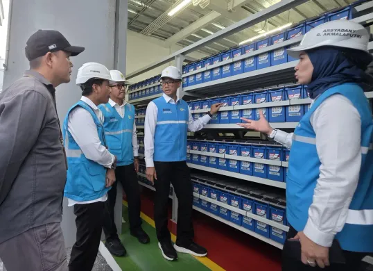 Dirut PLN Darmawan Prasodjo bersama jajaran dan perwakilan Sekretariat Presiden mengecek kondisi UPS di Istana Kepresidenan Jakarta pada Sabtu (16/8) untuk memastikan keandalan listrik HUT ke-80 RI. (Sumber: Dok. PLN)
