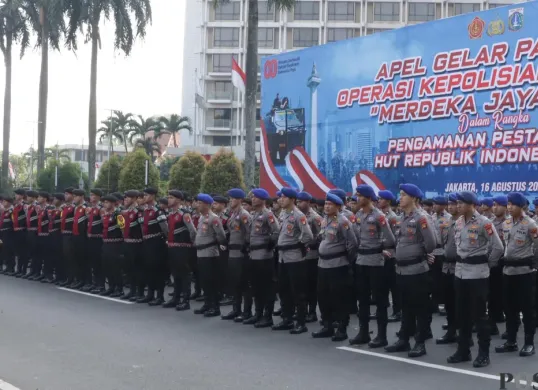 Polri menggelar apel pasukan dalam rangka pelaksanaan Operasi Terpusat Merdeka Jaya 2025, di kawasan Gelora Bung Karno (GBK), Sabtu, 16 Agustus 2025. (Sumber: Poskota/Ali Mansur)