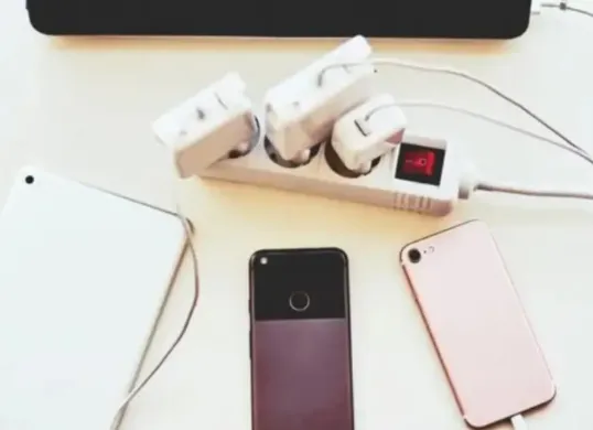 Ilustrasi charger ponsel. (Sumber: Freepik/Eyeem)