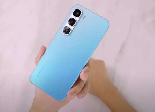 Desain tipis Infinix Hot 60 Pro yang hanya 6,6mm, membuatnya terlihat seperti smartphone flagship dengan harga terjangkau. (Sumber: Youtube/@Gadgetin)