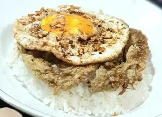 Sepiring Nasi si Pimen dengan telur dadar crispy dan telur ceplok setengah matang, tanpa garam dan MSG, tetap menggugah selera. (Sumber: Pinterest)