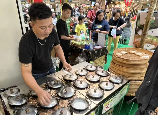 Stand makanan Festival Kampoeng Legenda melayani konsumen di Mal Ciputra Jakarta, Sabtu, 16 Agustus 2025. (Sumber: POSKOTA | Foto: Pandi Ramedhan)