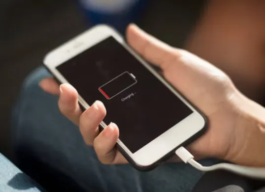 Ilustrasi baterai iPhone. (Sumber: Freepik/Rawpixel.com)