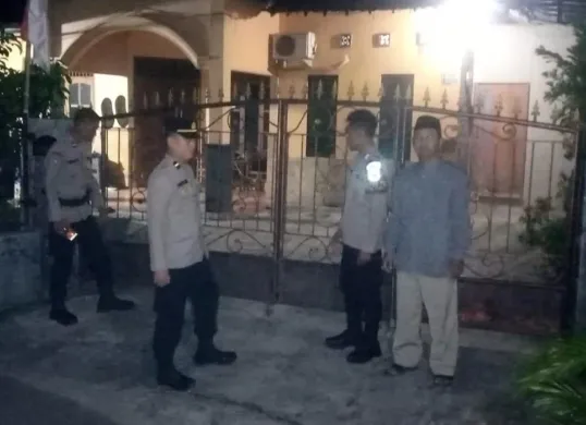 Petugas piket dan Reskrim Polsek Cimanggis melakukan olah TKP kasus penjambretan yang dialami seorang IRT di Tugu, Cimanggis, Kota Depok. (Sumber: Dok Polsek Cimanggis)