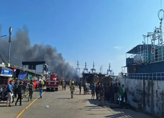 Kebakaran kapal nelayan di Pelabuhan Muara Baru, Penjaringan, Jakarta Utara, Sabtu, 16 Agustus 2025. (Sumber: Damkar)