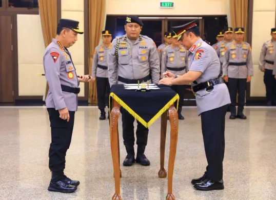Kapolri Jenderal Polisi Listyo Sigit Prabowo melantik Komjen Dedi Prasetyo sebagai Wakapolri, di Ruang Rapat Utama Mabes Polri, Jakarta Selatan, Sabtu, 16 Agustus 2025. (Sumber: Dok Humas Polri)