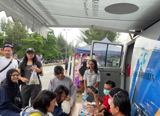 Petugas memberikan layanan kesehatan gratis kepada masyarakat dalam kegiatan sosialisasi pemutihan pajak kendaraan bermotor di Car Free Day Holtekamp, Kota Jayapura, Sabtu, 16 Agustus 2025. (Sumber: Ditlantas Polda Papua)
