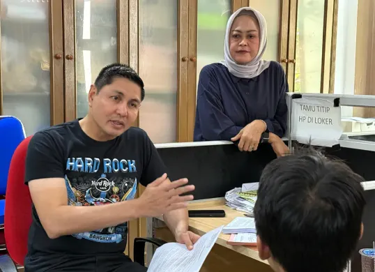 Kapolres Metro Jakarta Timur, Kombes Pol Alfian Nurrizal saat menginterogasi NAW, pelaku pencabulan terhadap anak tirinya. (Sumber: Dok Polres Metro Jaktim)