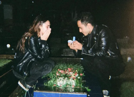 Potret Rachquel Nesia dilamar sang kekasih, Kevin Royano di makam almarhum ayahnya. (Sumber: Instagram/@rachquelnes)