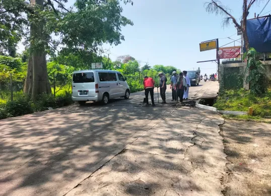 Polisi tidur meresehkan warga di Jalan Gas Alam, Sukatani, Cimanggis, Kota Depok, dibongkar karena dinilai membahayakan pengendara (Sumber: Polsek Cimanggis)